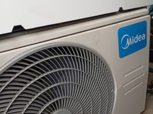 Midea klima uredjaj — fotografija 1