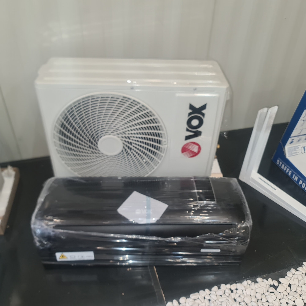 Klima uredjaj Vox12 inverter-Crna- sa MONTAZOM — fotografija 1