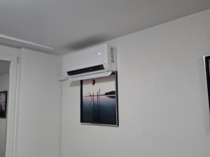 Midea Breezeless E Plus 12K inverter klima sa ugradnjom — fotografija 1