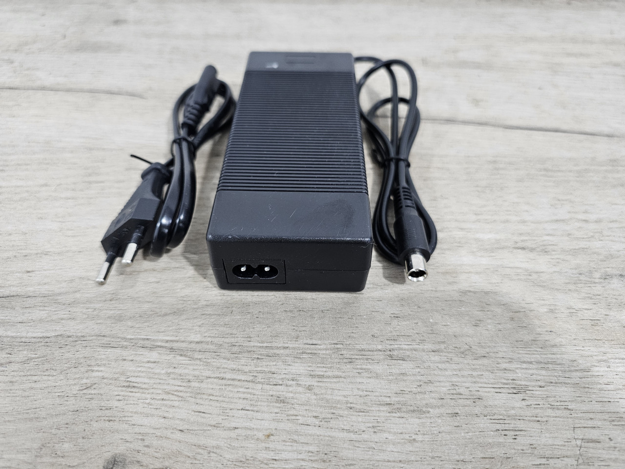 Punjač za električni skuter romobil trotinet XIAOMI 42V 2A — fotografija 1